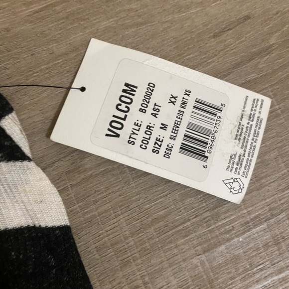 Striped Volcom tank top. High neck racer back ⭐️ - Picture 4 of 4